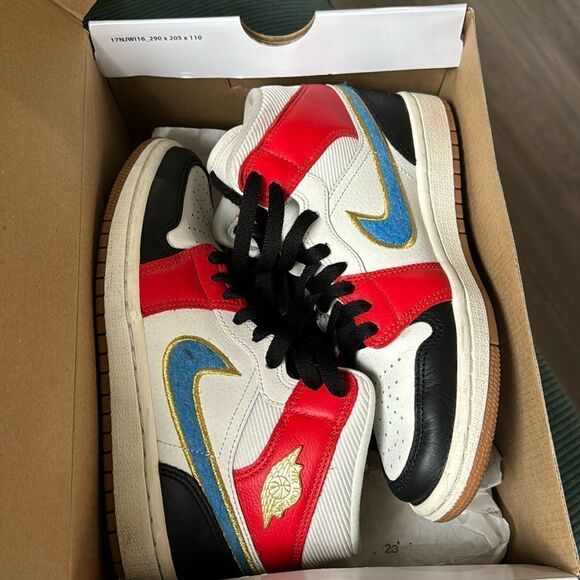 COPY - Women Jordan 1 mid se - Picture 1 of 3